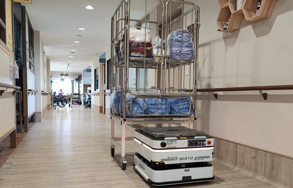 An AMR, incorporating HOPE Technik’s middleware BEACON, transporting clean laundry in a nursing home. 